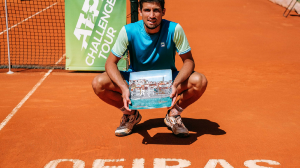 Pedro Cachín con el título de campeón en Oeiras. Fuente: Getty