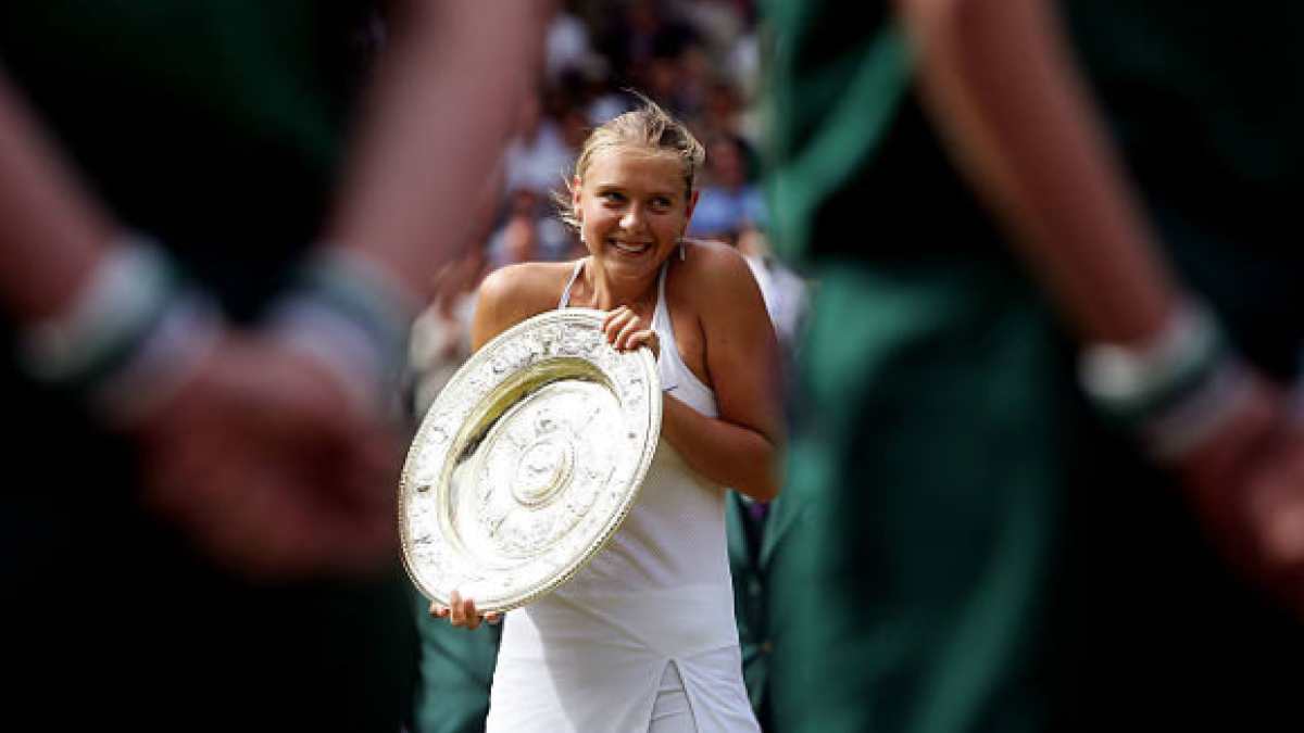 Maria Sharapova con el título de Wimbledon 2004. Fuente: Getty