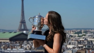 La flamante campeona de Roland Garros con la Copa Suzanne Lenglen. Foto: Getty