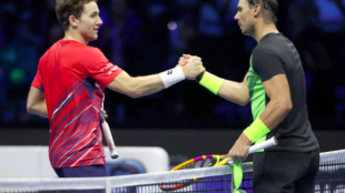 Nadal y Ruud se dan la mano tras el partido de Round Robin de las ATP Finals 2022. Foto: Getty