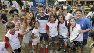 Marco Cecchinato participó de una entrevista realizada por chicos de escuelitas de tenis. Foto: Sergio Llamera / Argentina Open
