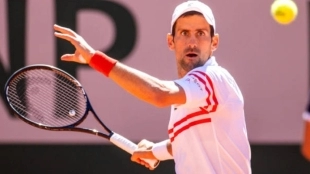 Djokovic en plena acción durante la final de Roland Garros 2021. Foto: Getty