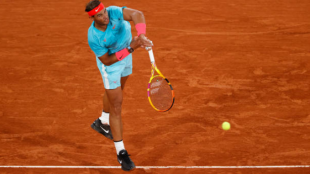 Rafa Nadal saca el rodillo para meterse en octavos de Roland Garros 2020. Foto: Getty