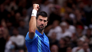 Novak Djokovic remonta a Andrey Rublev en París. Foto: Getty