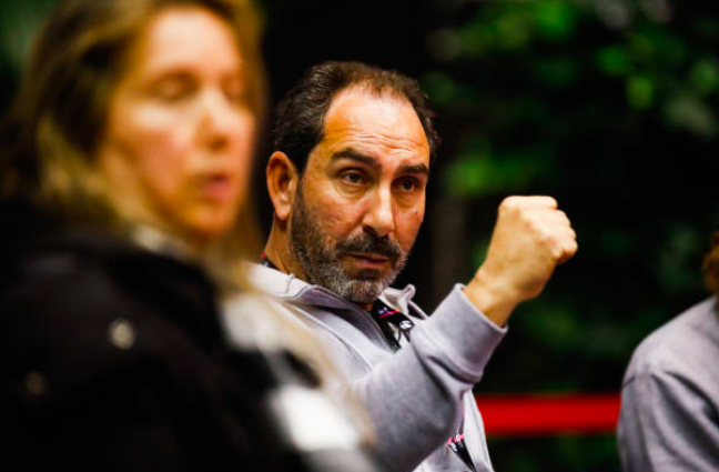 Albert Costa apoyando desde el banquillo.