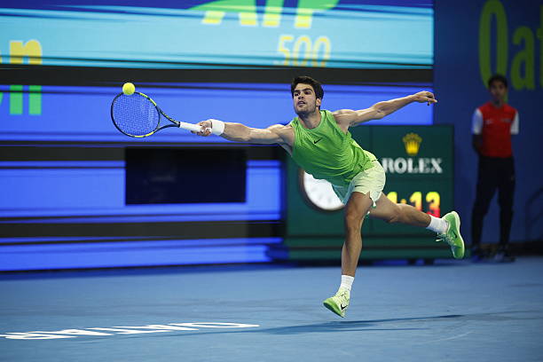 Carlos Alcaraz durante su partido ante Khachanov en Doha.