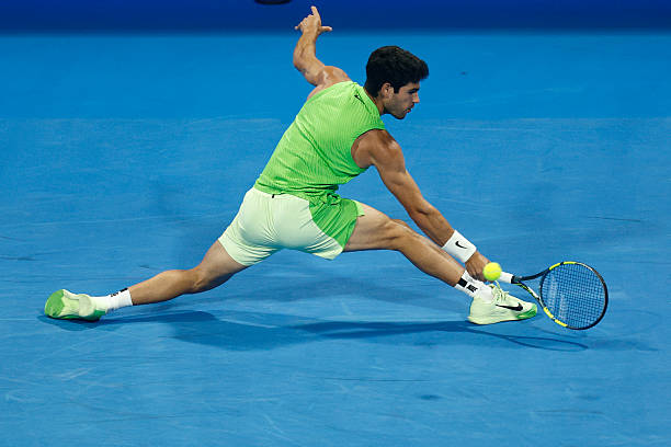 Alcaraz durante su partido ante Khachanov en Doha