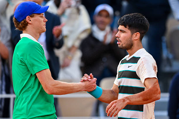 Carlos Alcaraz y Jannik Sinner durante Roland Garros 2025.