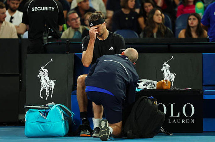 Alexander Zverev recibiendo atención médica en Australia. Fuente: Getty