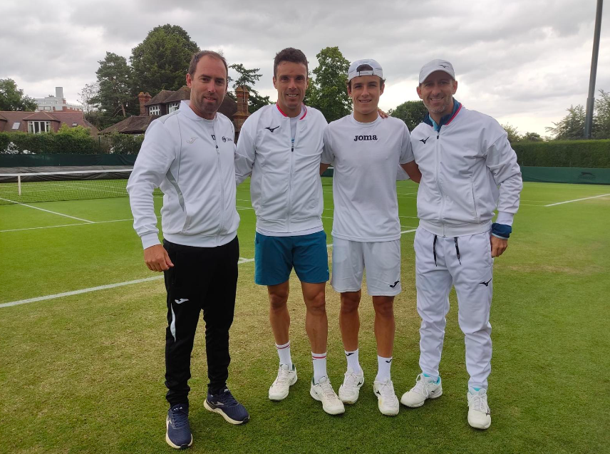 Andrés Santamarta con su equipo en G Tennis.