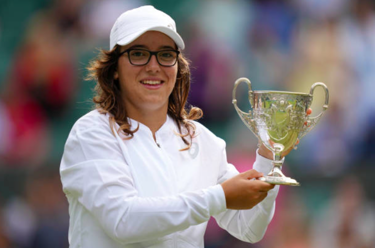 Ane Mintegi with the Wimbledon Junior champion trophy.