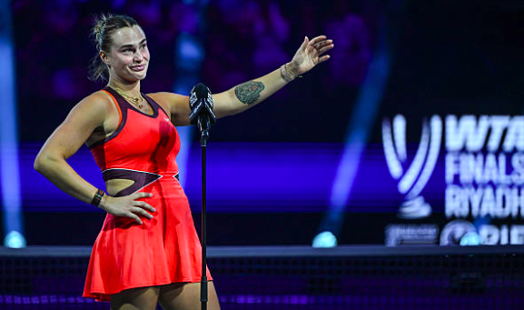 Aryna Sabalenka pose avec le trophée de finaliste à Riyad. Source: Getty
