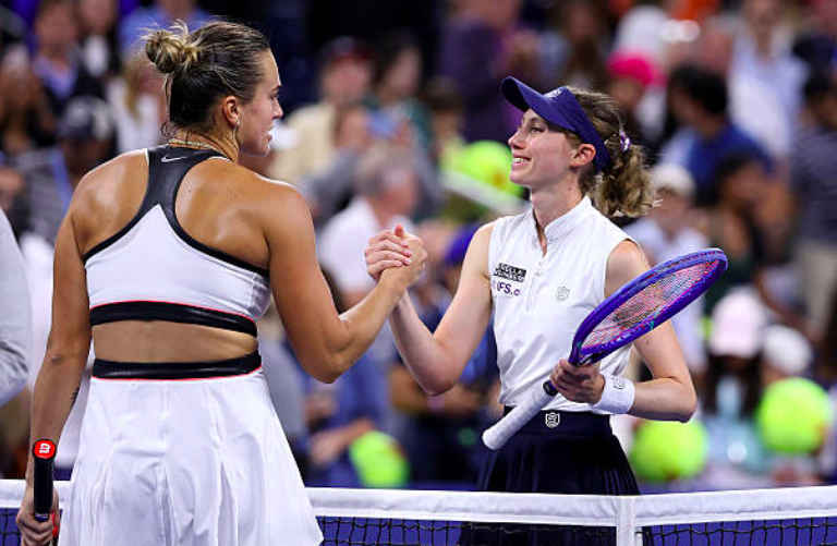 Aryna Sabalenka et Cristina Bucsa se saluent au filet. Source : Getty