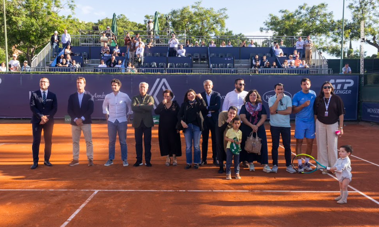 Homenaje a Bernabé Zapata tras su último partido en Valencia. Fuente: CTV