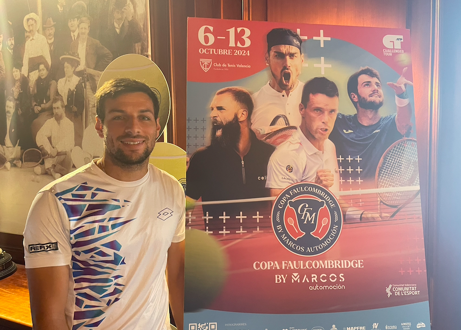 Bernabé Zapata con el cartel de la Copa Faulcombridge 2024