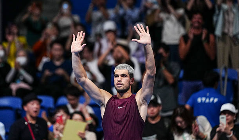 Alcaraz celebra una victoria en Tokio