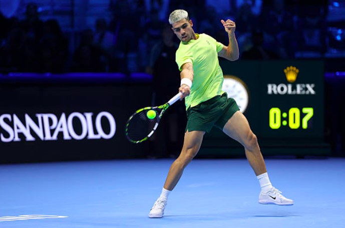 Carlos Alcaraz supera il debutto alle ATP Finals 2025. Fonte: Getty