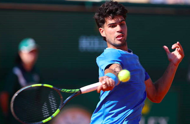 Carlos Alcaraz analiza a Bublik en Montecarlo. Fuente: Getty