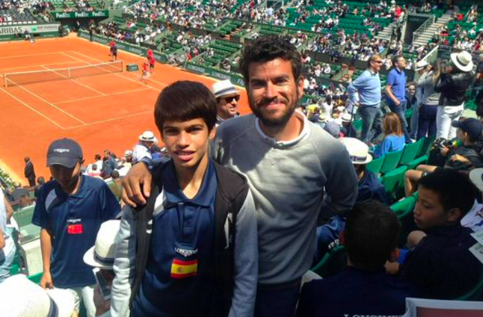 Carlos Santos en Roland Garros junto a Carlos Alcaraz.