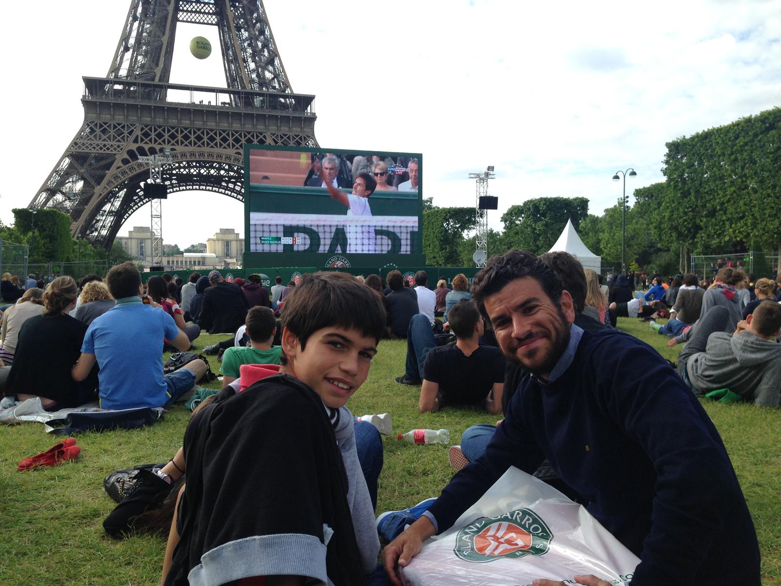 Carlos Santos y Carlos Alcaraz bajo la Torre Eiffel.