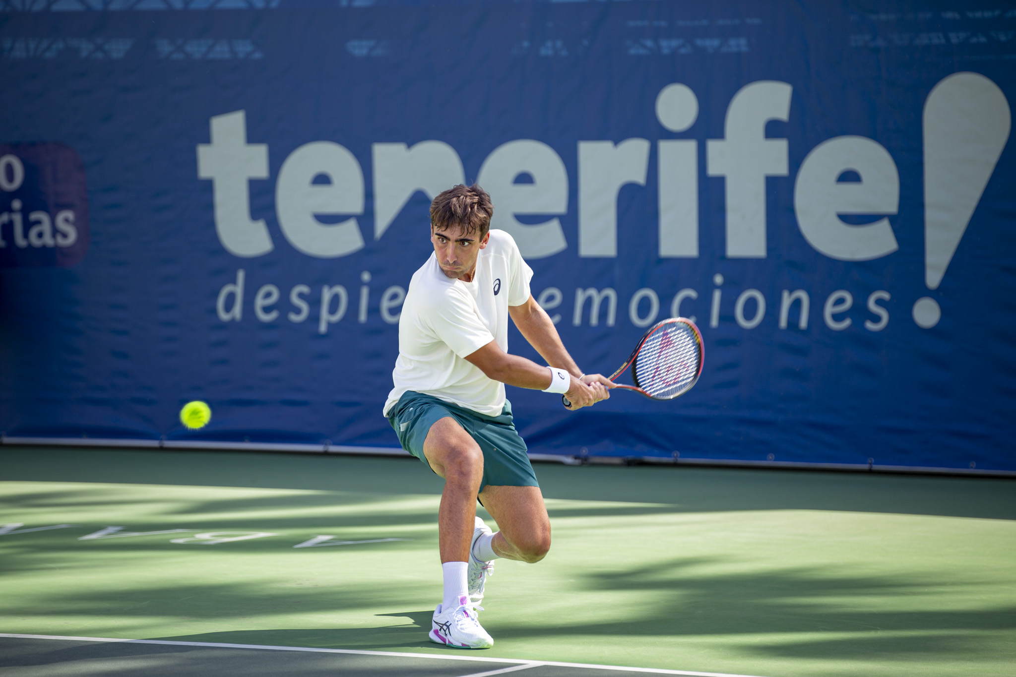 Dani Mérida posa con su título de campeón en el Challenger de Tenerife. Fuente: MEF Tennis