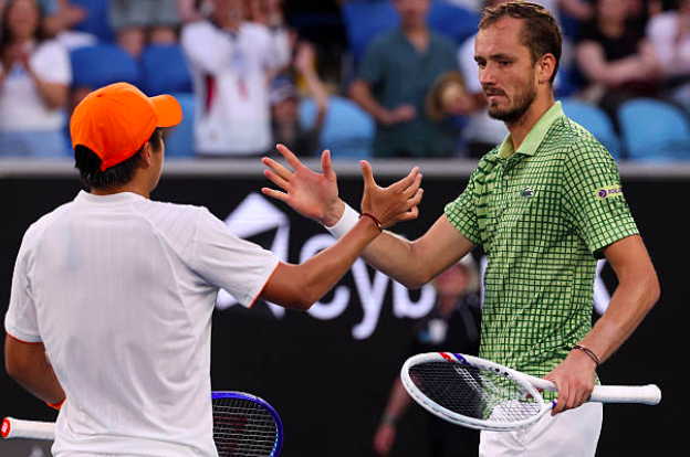 Daniil Medvedev analiza la paliza recibida por Learner Tien. Fuente: Getty