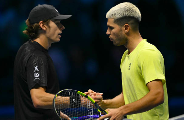 亚力克斯·德米娜和卡洛斯·阿尔卡拉斯在2025年ATP Finals中的比赛。来源：Getty