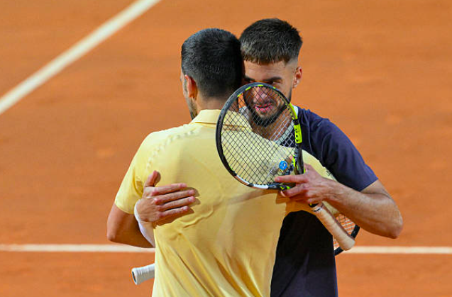 Dino Prizmic se saluda con Novak Djokovic en Roma. Fuente: Getty