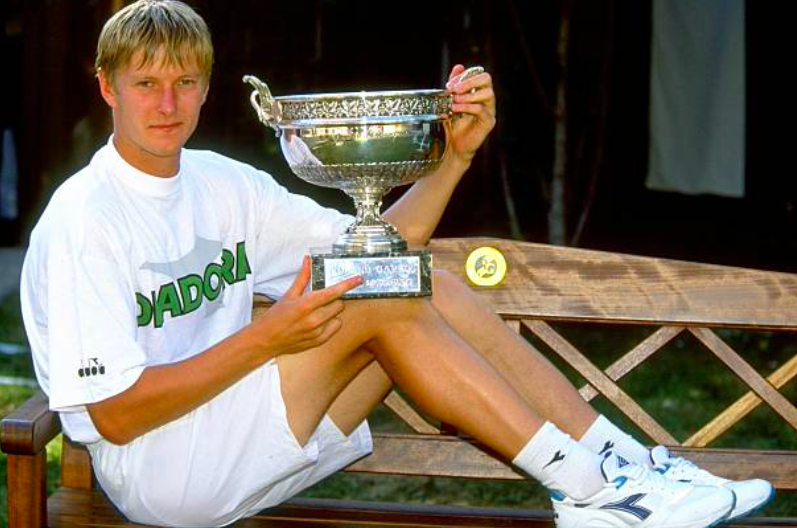 Yevgeny Kafelnikov pose avec son premier titre en Grand Chelem. Source: Getty
