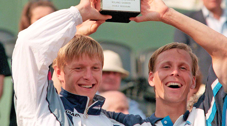 Yevgeny Kafelnikov et Daniel Vacek, champions de double à Roland Garros 1996. Source: Getty