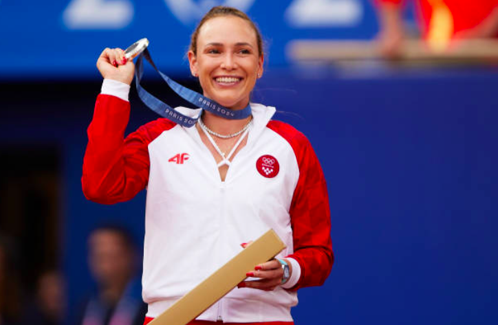 Donna Vekic posa con su medalla de plata olímpica. Fuente: Getty