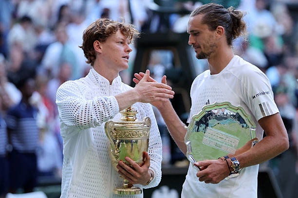 Alexander Zverev y Jannik Sinner durante Wimbledon 2026.