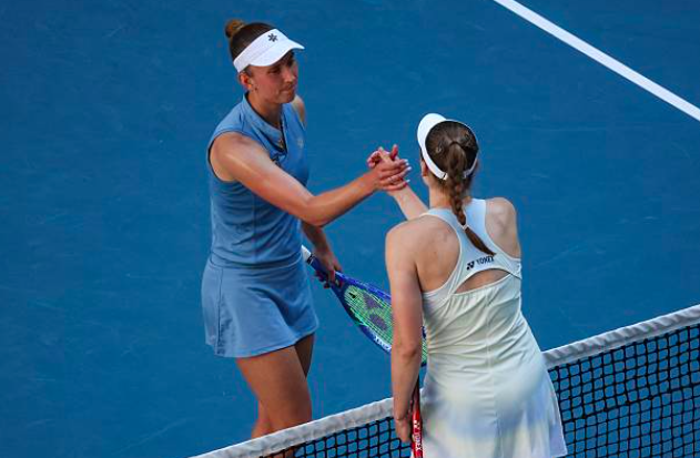Elena Rybakina y Elise Mertens en la red. Fuente: Getty