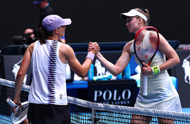Elena Rybakina e Iga Swiatek se dan la mano en la red. Fuente. Getty