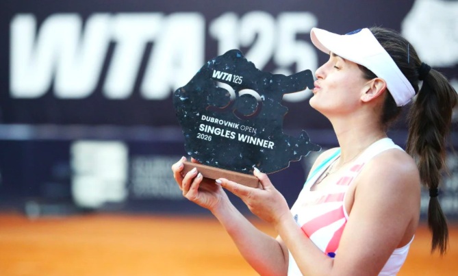 Andrea Lázaro posa con il suo primo titolo WTA in carriera. Fonte: Punto de Break