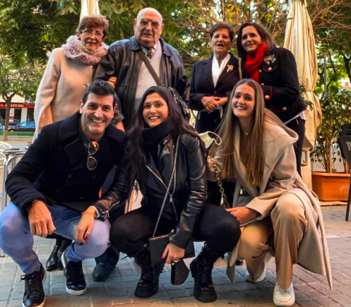 Andrea Lázaro junto a su familia. Fuente: Archivo personal Andrea Lázaro