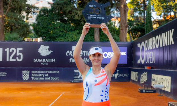 Andrea Lázaro alza il trofeo al WTA 125K di Dubrovnik. Fonte: Punto de Break