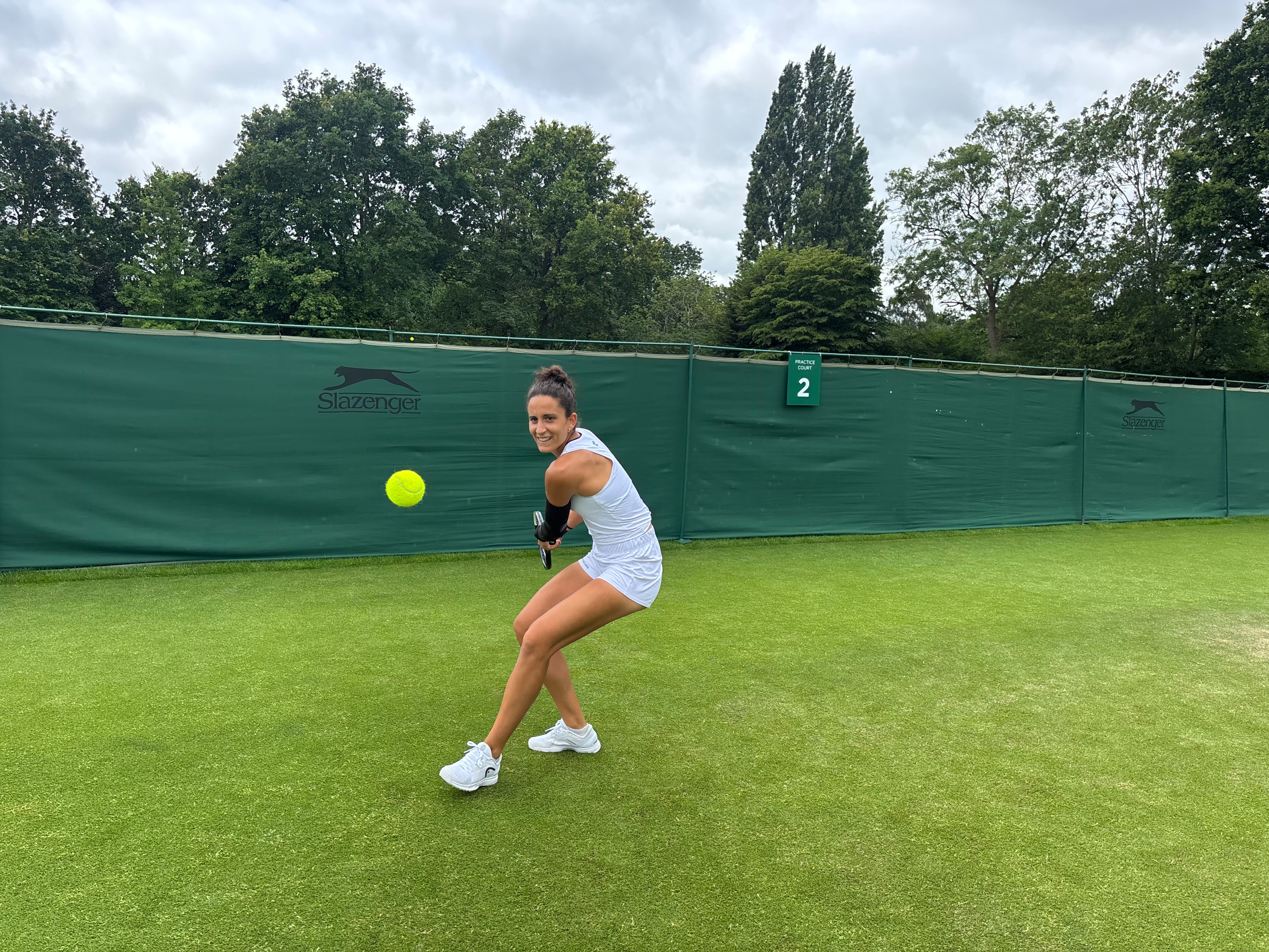 Ángela Fita entrenando en las pistas de Wimbledon 2026. Fuente: Punto de Break