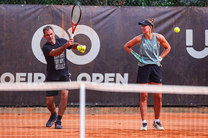 Carlos Martínez entrenando con Beatriz Haddad Maia. Fuente: Getty