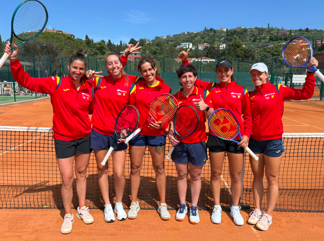 Kaitlin Quevedo con el equipo español de BJKC. Fuente: RFET