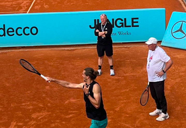 Ramón Punzano presenciando el entrenamiento de Alexander Zverev. Fuente: Archivo personal
