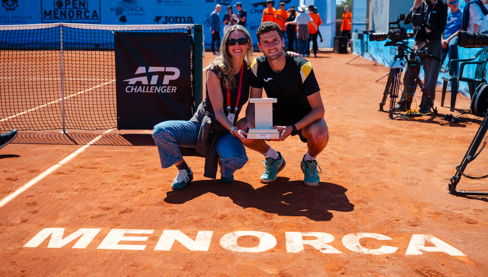 Raúl Brancaccio posa con su novia y con su tercer título Challenger. Fuente: Open Menorca 