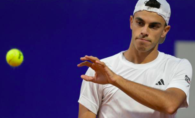 Fran Cerúndolo en mitad de un partido ATP.