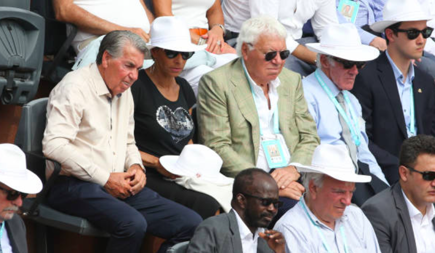 Nicola Pietrangeli y Manuel Santana presenciando un partido. Fuente: Getty