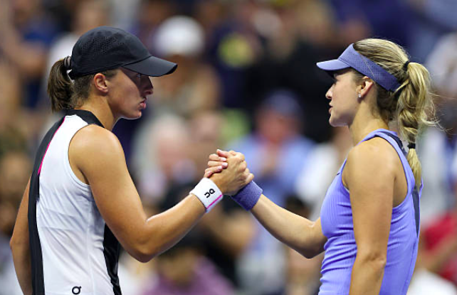 Iga Swiatek y Anna Kalinskaya se saludan en la red. Fuente: Getty