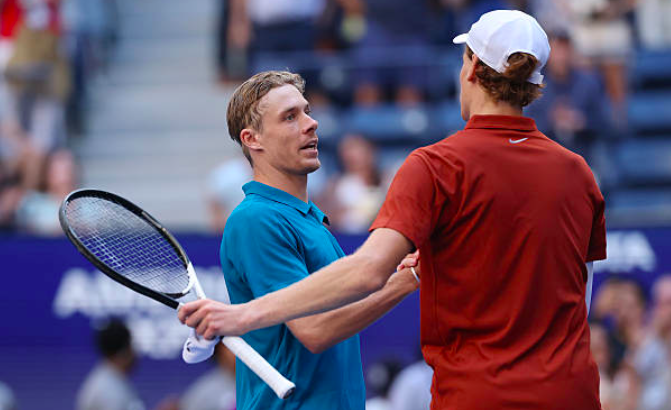 Jannik Sinner y Denis Shapovalov en la red. Fuente: Getty
