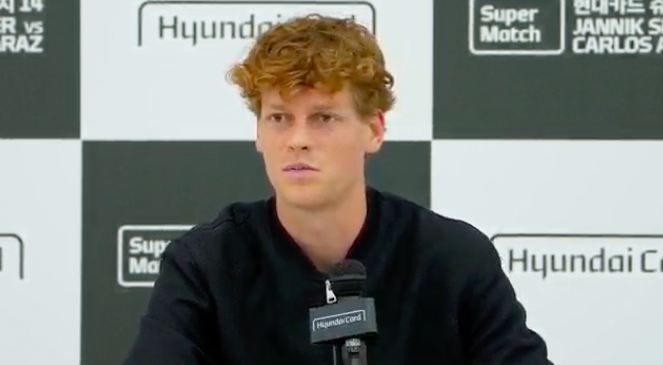 Jannik Sinner nella conferenza stampa prima dell'esibizione in Corea del Sud.