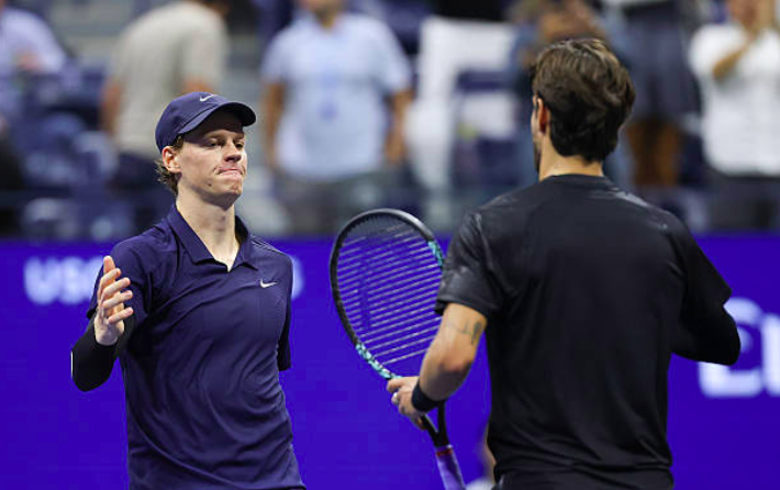 El saludo en la red de Jannik Sinner y Lorenzo Musetti. Fuente: Getty