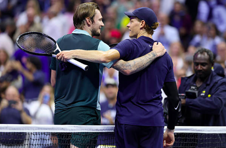 Jannik Sinner y Alexander Bublik se saludan en la red. Fuente: Getty