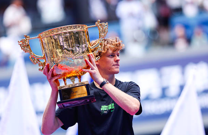 Jannik Sinner alza il suo trofeo nell'ATP Pechino 2025. Fonte: Getty